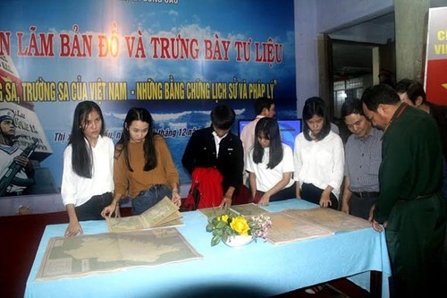Triển lãm và trưng bày tư liệu “Hoàng Sa, Trường Sa của Việt Nam” tại tỉnh Phú Yên - ảnh 1